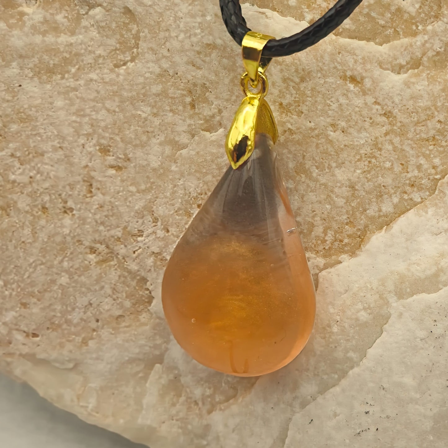 Halskette mit Anhänger in Tropfenform