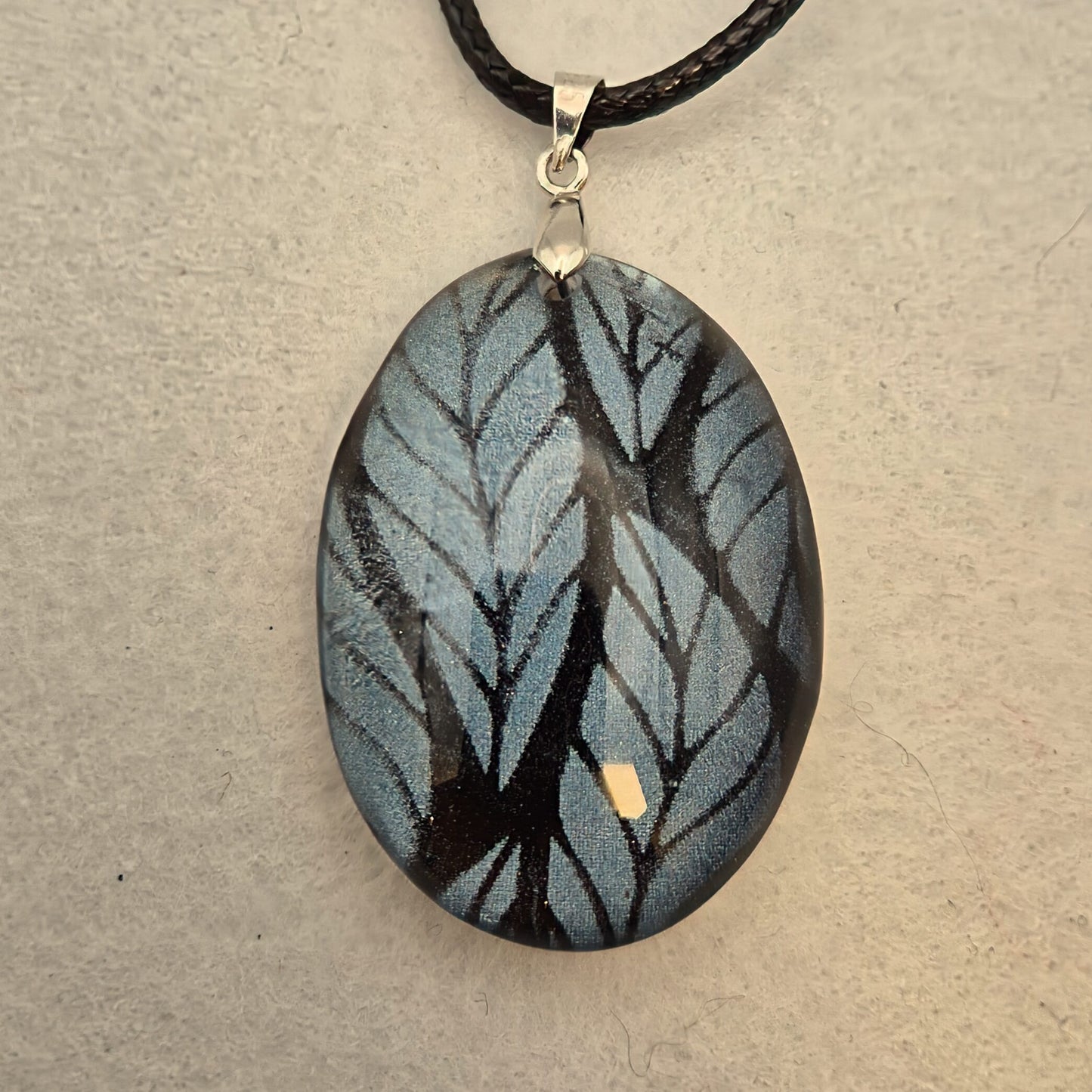 Halskette mit ovalem Anhänger aus Acryl in verschiedenen Designs und Farben