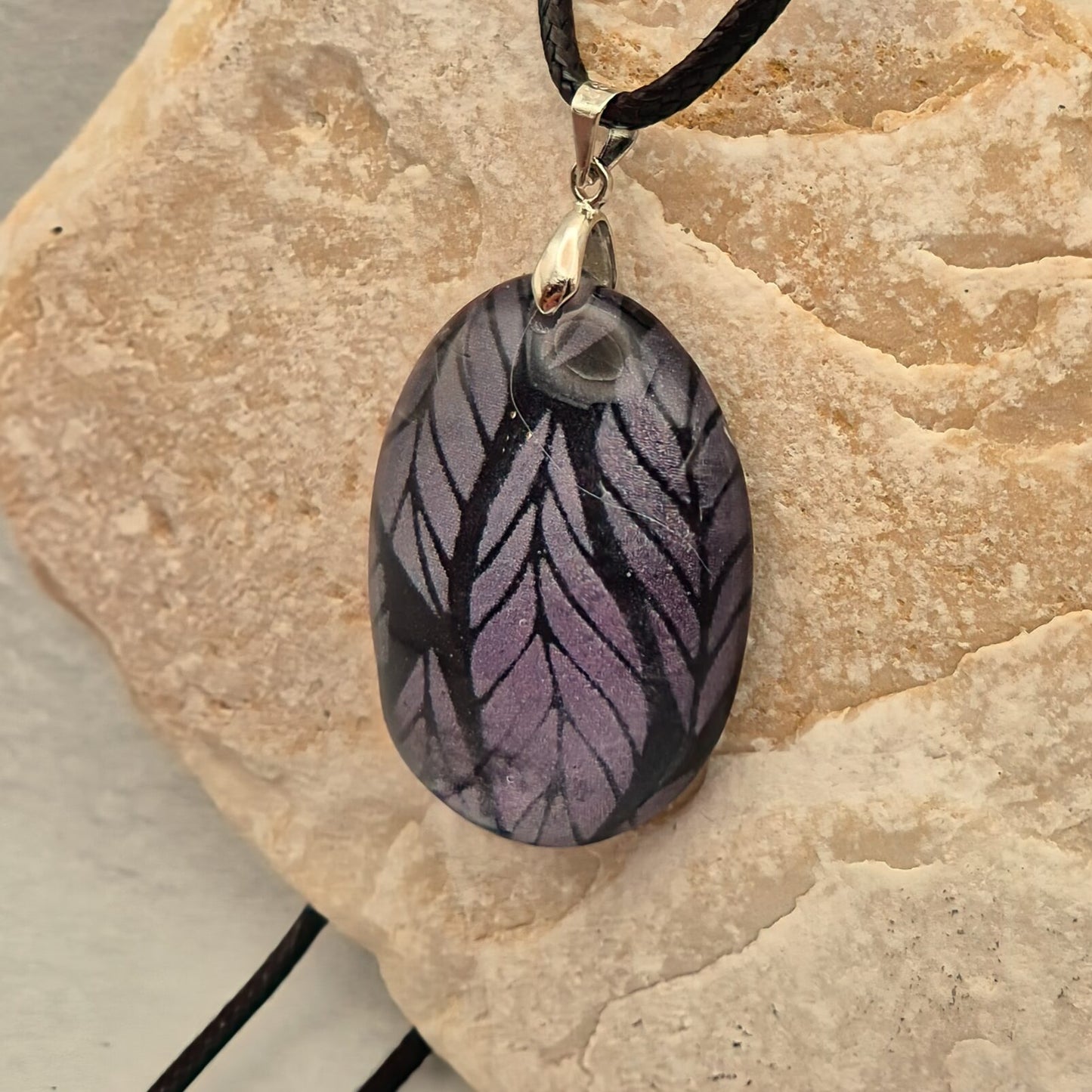 Halskette mit ovalem Anhänger aus Acryl in verschiedenen Designs und Farben