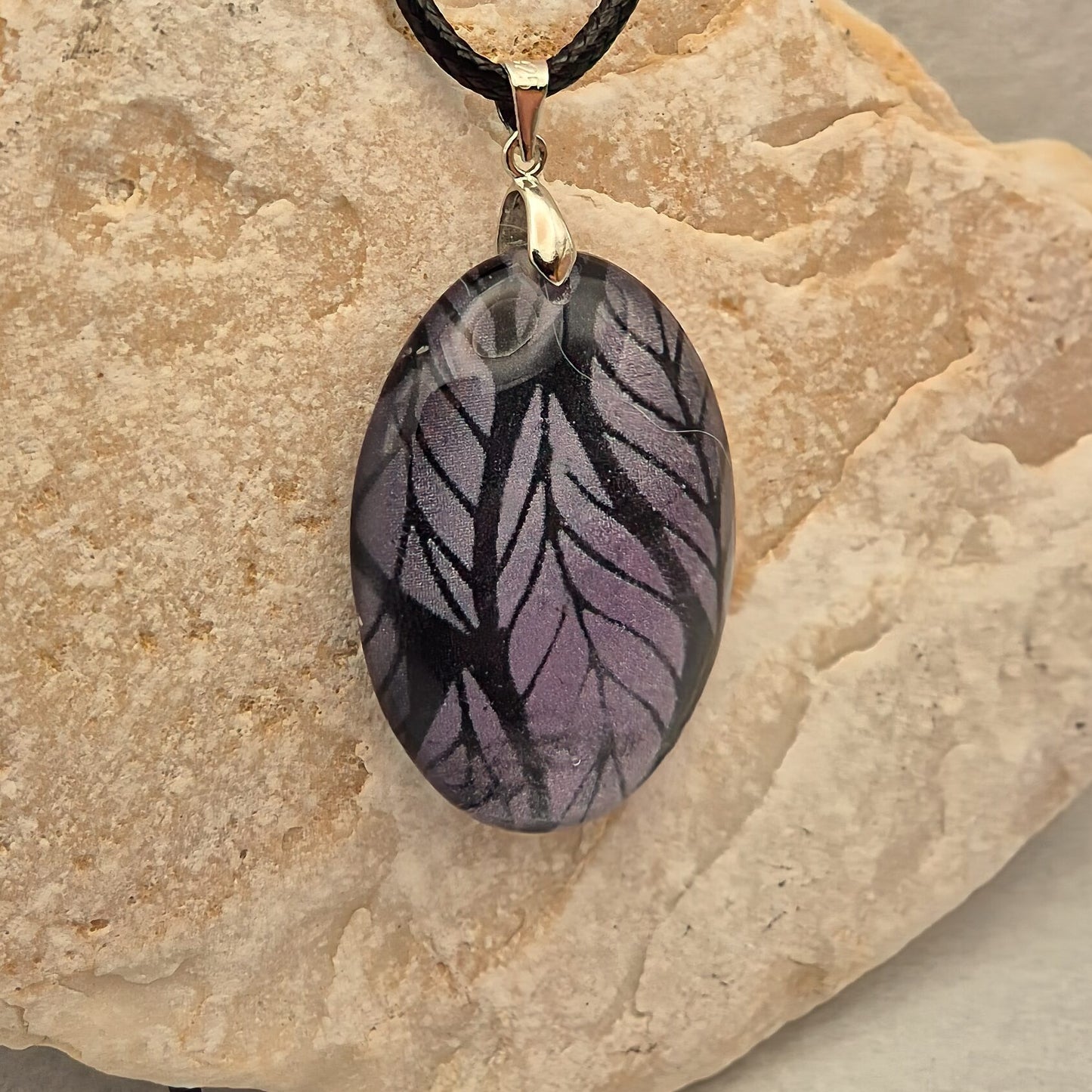 Halskette mit ovalem Anhänger aus Acryl in verschiedenen Designs und Farben