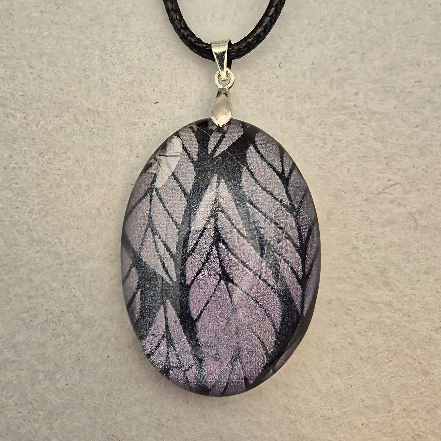 Halskette mit ovalem Anhänger aus Acryl in verschiedenen Designs und Farben