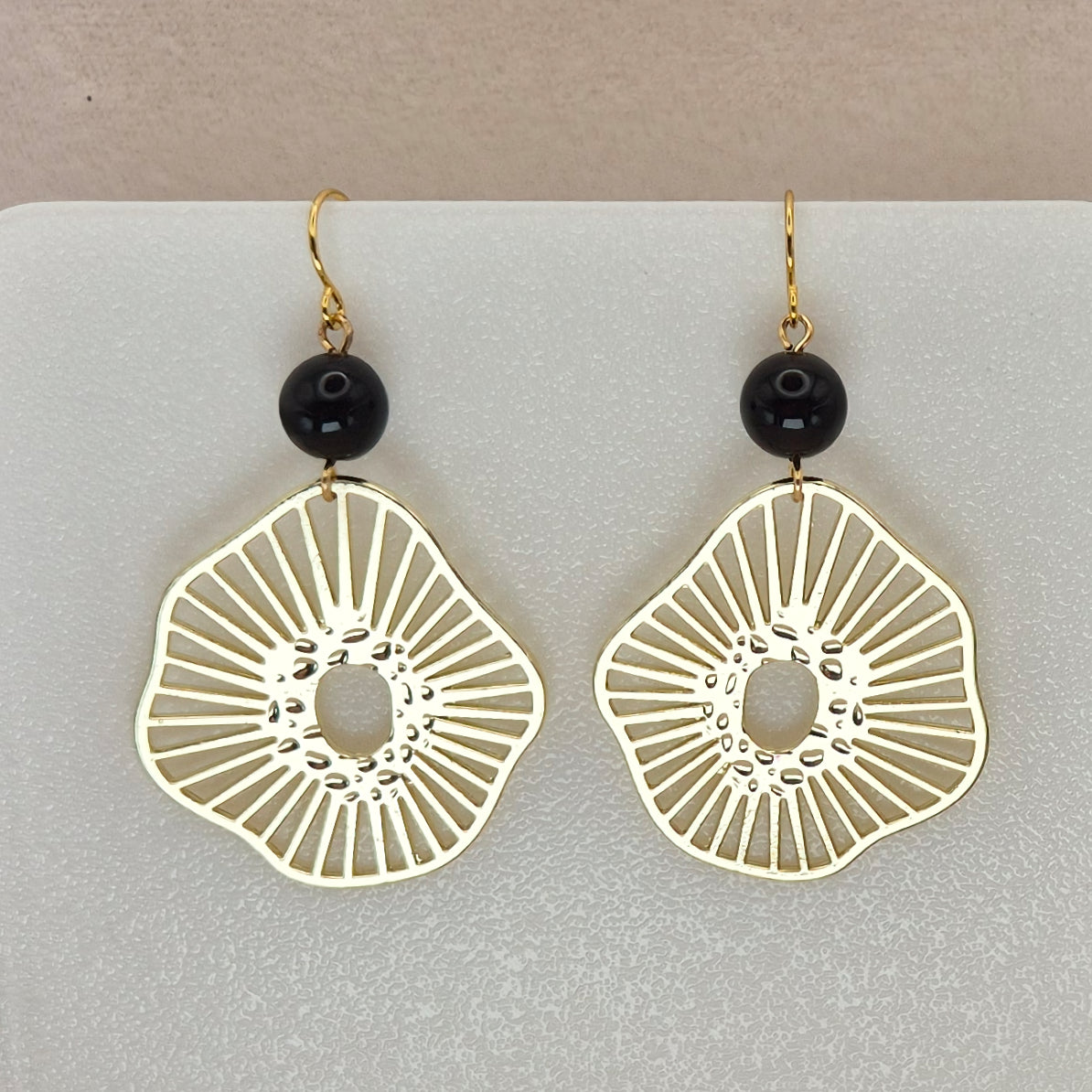Ornament Ohrringe mit Obsidian Perle in Gold