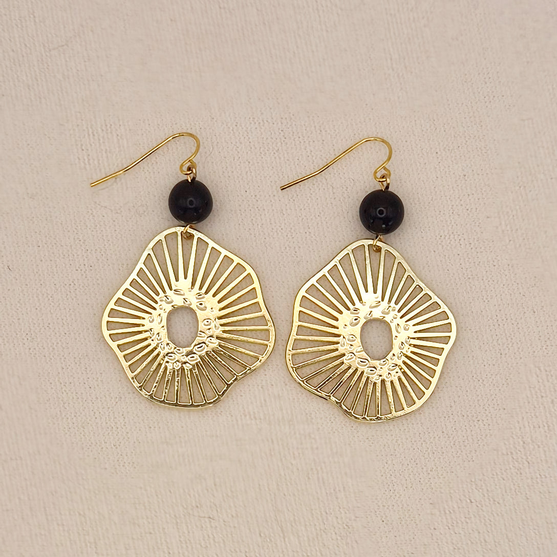 Ornament Ohrringe mit Obsidian Perle in Gold