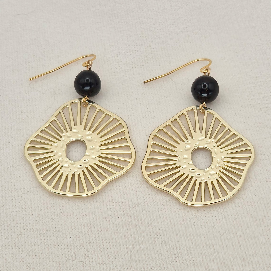 Ornament Ohrringe mit Obsidian Perle in Gold