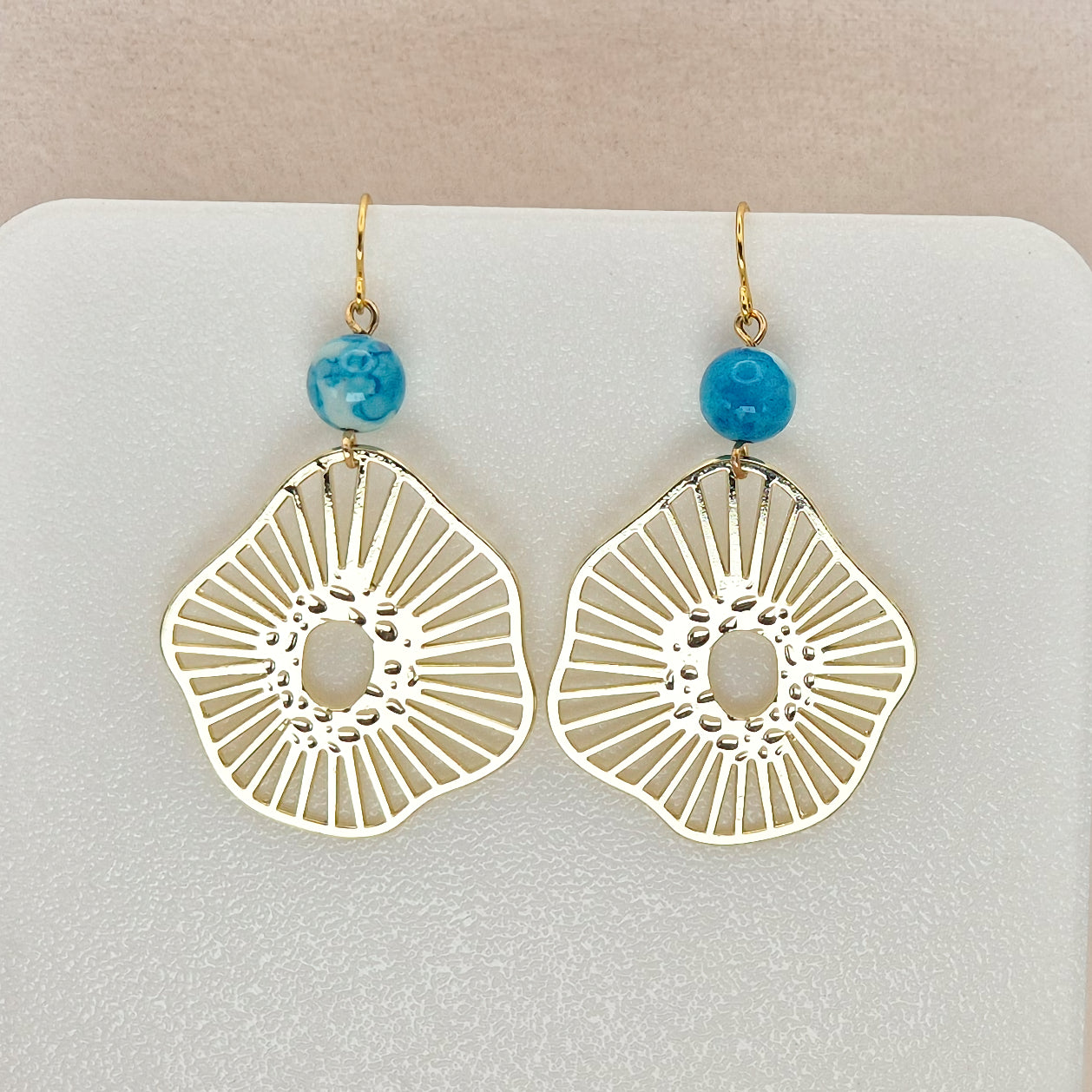 Ornament Ohrringe mit Jade Perle in Gold