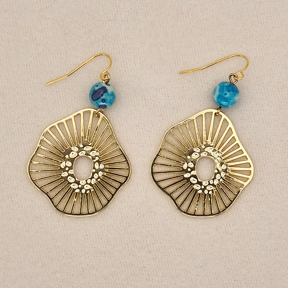 Ornament Ohrringe mit Jade Perle in Gold
