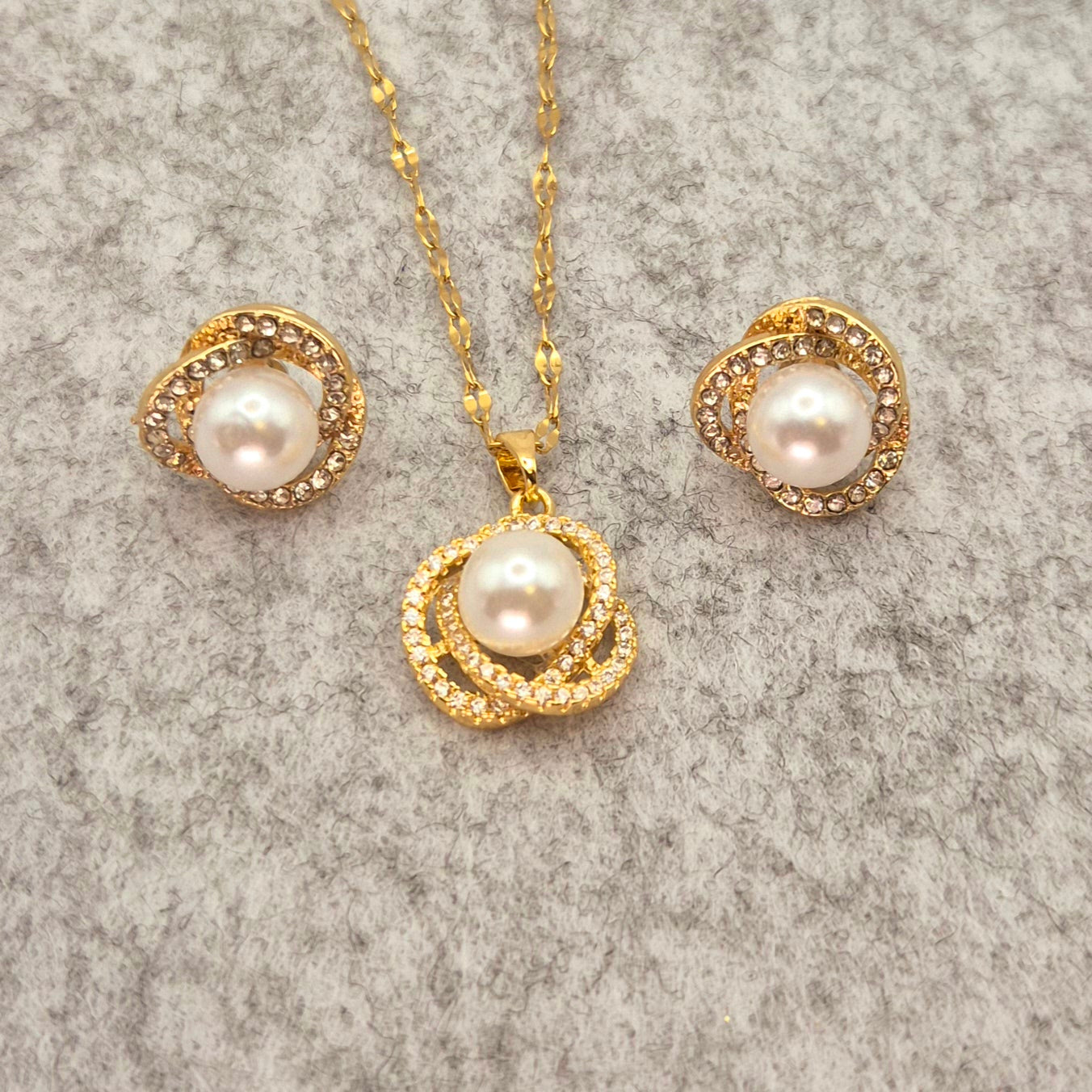 Ohrring und Kette mit Perle im Set
