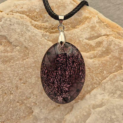 Halskette mit ovalem Acryl Anhänger in verschiedenen Farben und Designs