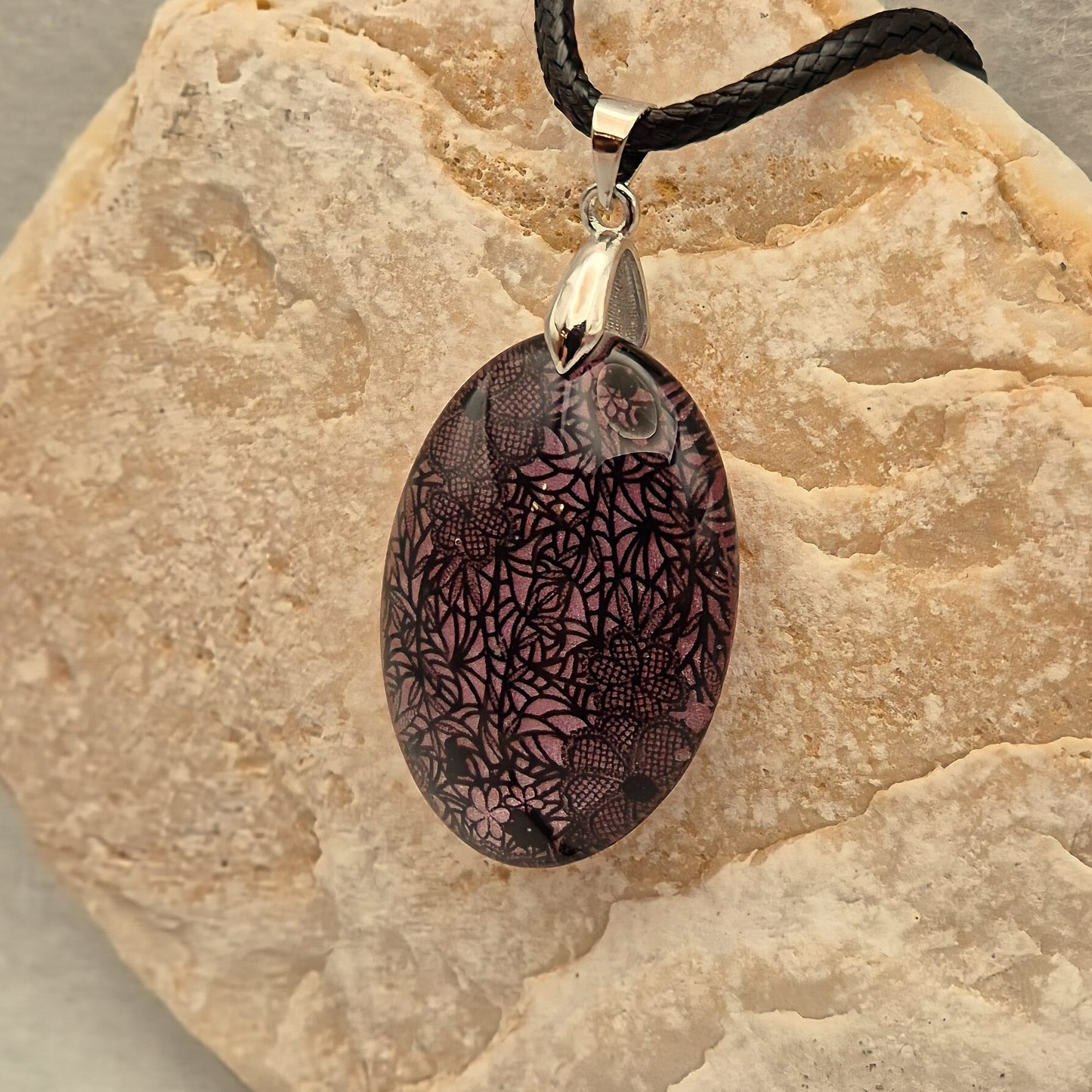 Halskette mit ovalem Acryl Anhänger in verschiedenen Farben und Designs