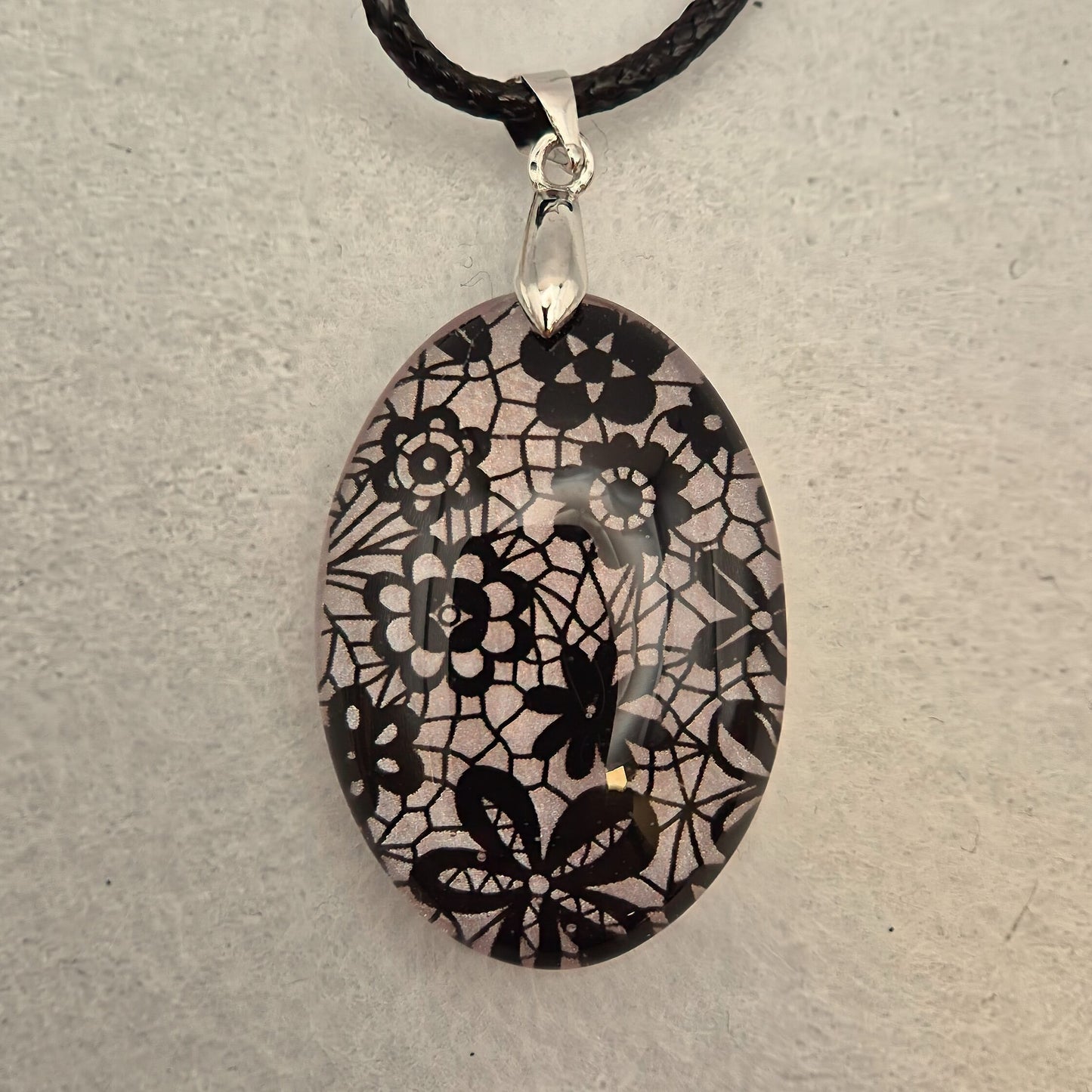 Halskette mit ovalem Acryl Anhänger in verschiedenen Farben und Designs