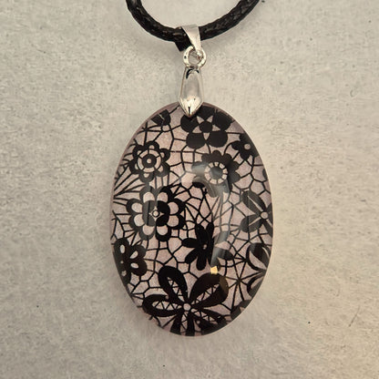 Halskette mit ovalem Acryl Anhänger in verschiedenen Farben und Designs