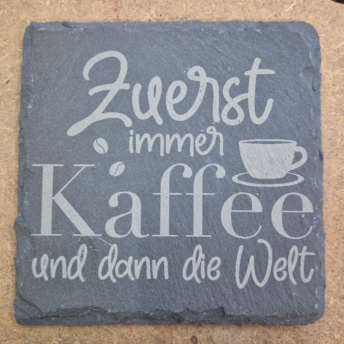 Schiefer-Untersetzer "Zuerst Kaffee" – Rustikaler Schutz mit Statement