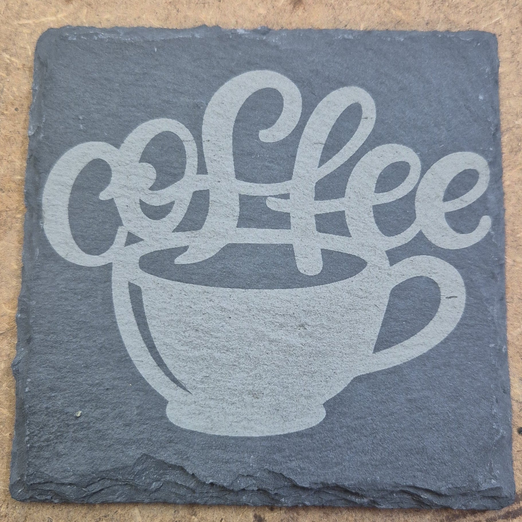 Schiefer-Untersetzer "Coffee" – Rustikaler Schutz mit Statement